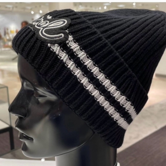 Chanel 24 fall Collection Signature beanie - Picture 13 of 14
